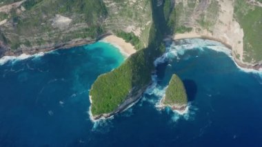 Nusa Penida Adası 'ndaki Kelingking Sahili' nin havadan görünüşü, güzel okyanus, dağlar.