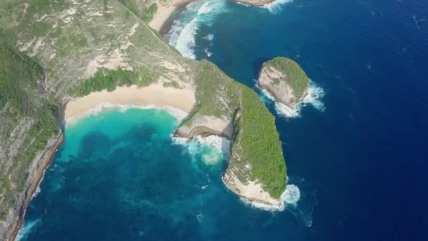 Nusa Penida Adası 'ndaki Kelingking Sahili' nin havadan görünüşü, gök mavisi okyanus, dağlar. — Stok video