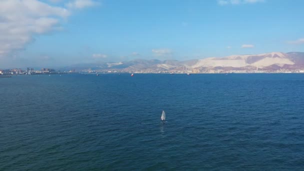 Vista aérea do windsurfista surfar em calmo azul profundo do mar, esporte extremo — Vídeo de Stock