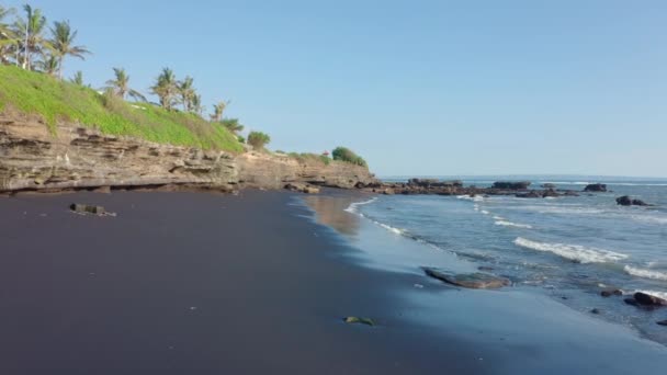 Une vue aérienne belle plage de sable noir volcanique et côte tropicale — Video