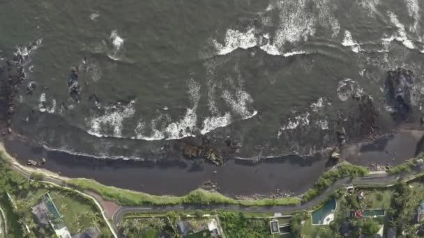 En antenn utsikt vacker svart sand vulkanisk strand och tropisk kust — Stockvideo