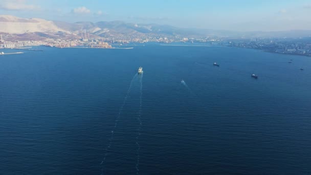 Luftaufnahme des ultragroßen Frachters auf See, der bei sonnigem Wetter den Hafen verlässt — Stockvideo
