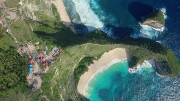 Vista aérea da Praia Kelingking na Ilha Nusa Penida, belo oceano, montanhas — Vídeo de Stock