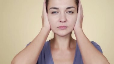 Kadının portresi elleriyle kulaklarını kapatıyor, dinlemek istemiyor, izole edilmiş.