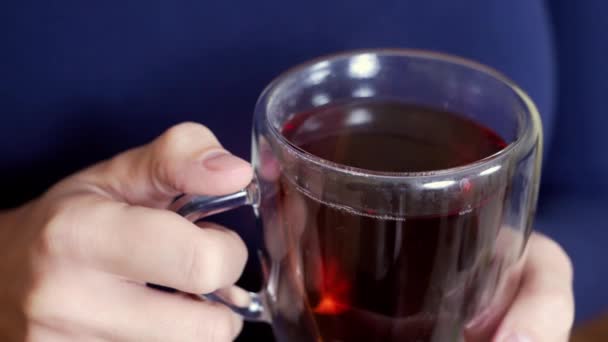 Közelről női kéz tartja bögre forró tea, gőz jön csésze — Stock videók