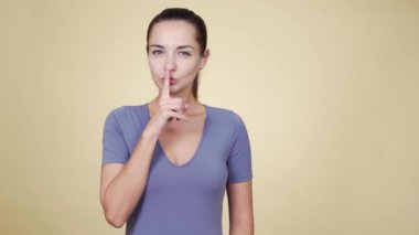 Dudaklarında parmağını tutan güzel bir kadının portresi, 