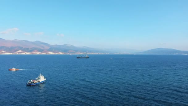 Vista aérea de vários navios grandes e pequenos navegando por mar, transporte de água — Vídeo de Stock