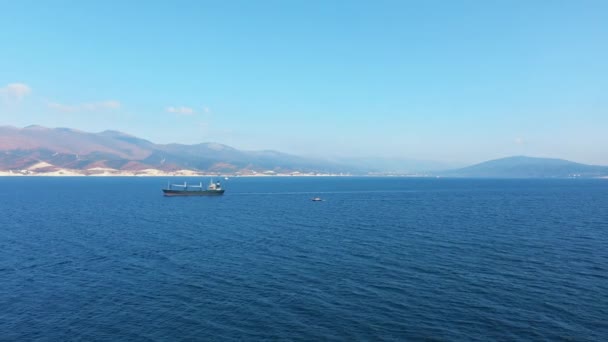 Vista aérea de grandes e pequenos navios navegando por mar, transporte de água — Vídeo de Stock