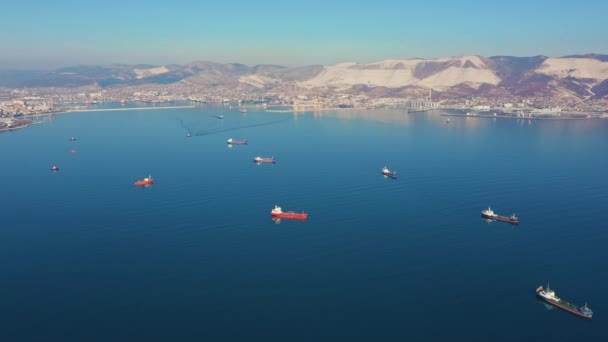 Αεροφωτογραφία αρκετών μεγάλων και μικρών πλοίων στον κόλπο της θάλασσας, θέα στην πόλη στο βάθος — Αρχείο Βίντεο