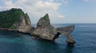 Okyanusla yıkanmış tropik adanın havadan görünüşü, Atuh plajı. Nusa Penida, Bali