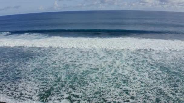 Αργή κίνηση πάνω προς τα κάτω εναέρια άποψη του ωκεανού γιγαντιαία κύματα, αφρού και πιτσίλισμα — Αρχείο Βίντεο
