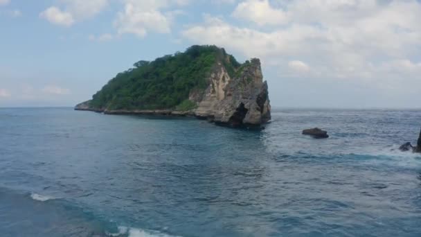 Widok z lotu ptaka tropikalnej wyspy myte przez ocean, Atuh plaży. Nusa Penida, Bali — Wideo stockowe