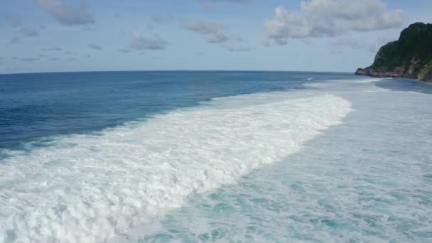 Légi kilátás óceán gyönyörű habzó hullámok, hegy a strandon — Stock videók