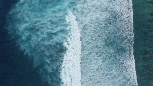 Drone images de transparents vagues bleues claires de la mer, au ralenti, Aérien — Video