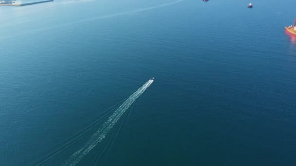 Widok z lotu ptaka mały statek pływający wzdłuż zatoki morskiej, góry na tle — Wideo stockowe
