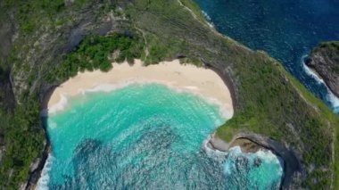 Nusa Penida Adası 'ndaki Kelingking Sahili' nin yukarıdan görünüşü, güzel okyanus.