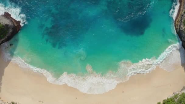 Vista aérea de arriba hacia abajo de Kelingking Beach en la isla de Nusa Penida, hermoso océano — Vídeos de Stock
