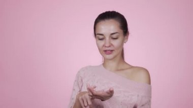 Güzel beyaz kadın, sevgili online mağazasının tüm erdemlerini listeler.