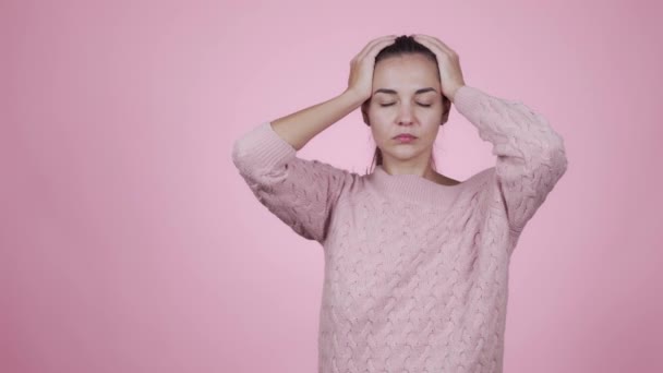 Женщина, держащая голову, пытается устранить тяжесть головной боли — стоковое видео
