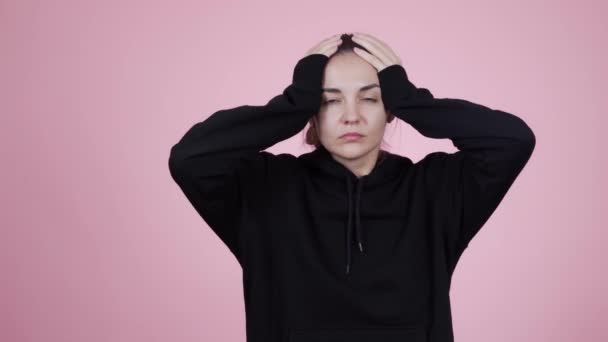 Giovane donna bruna caucasica in maglione che soffre di mal di testa o emicranie — Video Stock