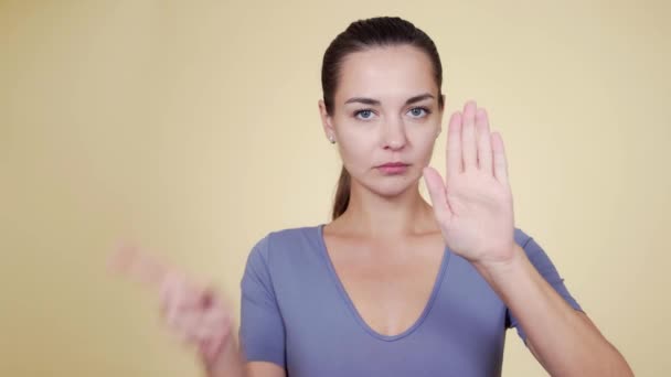 Vit kvinna visar stopp med handen och viftar med fingret betyder Nej — Stockvideo