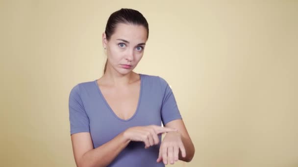 Young caucasian woman shows with gestures that time is up — Stock Video