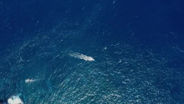 Vista aérea barcos rápidos navegar las olas de mar tranquilas de color turquesa — Vídeos de Stock