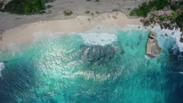 Vue aérienne du drone s'éloigne du paysage fascinant avec des vagues turquoise — Video