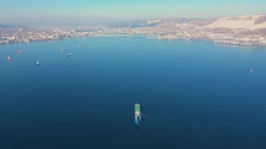 Kargo ve turist gemilerinin hava manzarası limana ve Asya ülkesine doğru yol alıyor.