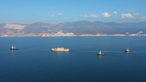 Vue aérienne des navires de charge et de service naviguant au-delà des côtes rocheuses pittoresques — Video