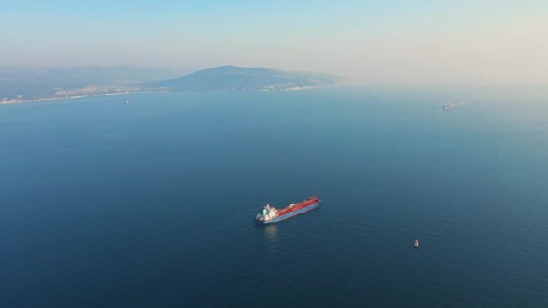 Δεξαμενή φορτωμένο με δέματα επιπλέει στο φόντο της γραφικές ακτές — Αρχείο Βίντεο