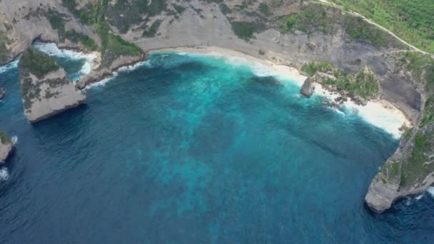 Vista aérea de la pintoresca playa tropical bañada por olas de mar turquesas — Vídeos de Stock