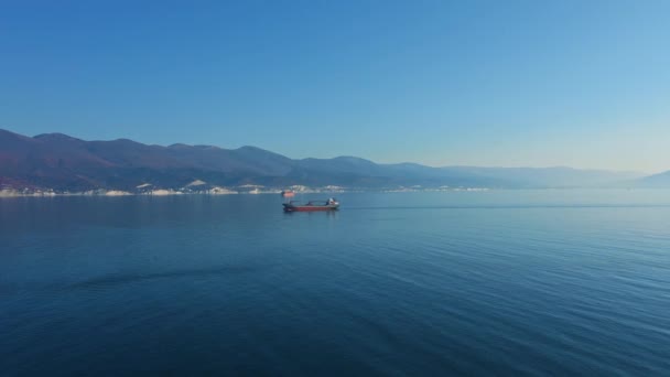 Aerial view of a red boat sailing past the shores of a picturesque Asian country — Stock Video