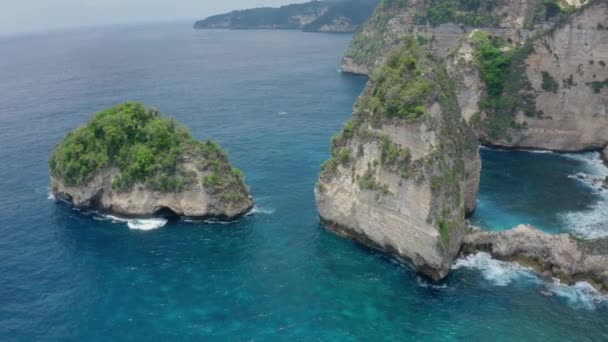 Vue Aérienne Drone vole autour de magnifiques promontoires sur la plage d'Atuh Diamond — Video