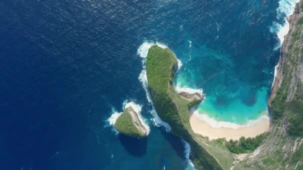 Vista aérea do promontório deslumbrante situado no meio do mar azul-turquesa — Vídeo de Stock