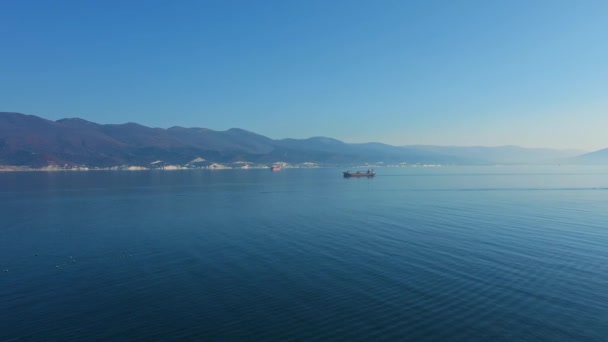 Αεροφωτογραφία δεξαμενόπλοιου που ετοιμάζεται να πλεύσει σε όμορφο γραφικό λιμάνι της Ασίας — Αρχείο Βίντεο