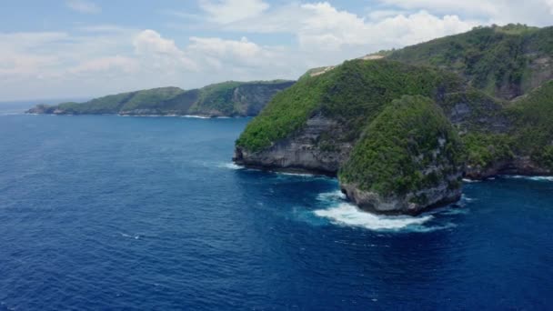 Luftaufnahme vom Kelingking Beach in wunderschöner Lage in Indonesien — Stockvideo