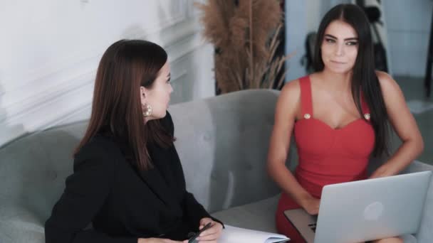Кавказская красивая молодая деловая женщина обсуждает стратегию компании — стоковое видео