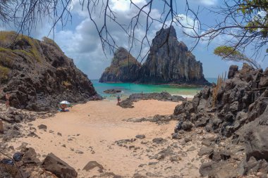 2025 Eylül 'ünde Brezilya' nın birçok güneşli gününde Brezilya 'nın Fernando de Noronha plajında insanlar eğleniyor..