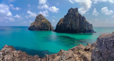 2025 Eylül 'ünde Brezilya' nın birçok güneşli gününde Brezilya 'nın Fernando de Noronha plajında insanlar eğleniyor..