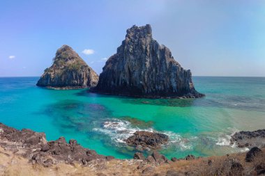 2025 Eylül 'ünde Brezilya' nın birçok güneşli gününde Brezilya 'nın Fernando de Noronha plajında insanlar eğleniyor..