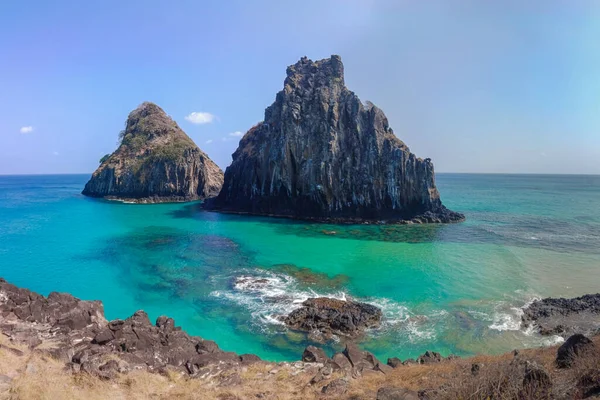 2025 Eylül 'ünde Brezilya' nın birçok güneşli gününde Brezilya 'nın Fernando de Noronha plajında insanlar eğleniyor..