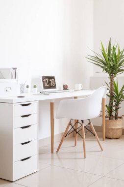 Modern hipster beyaz işyeri iç