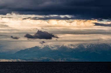 Issyk-Kul göl ve dağların