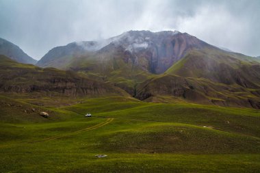 Yolda Beyaz pikap ile bulutlu manzara