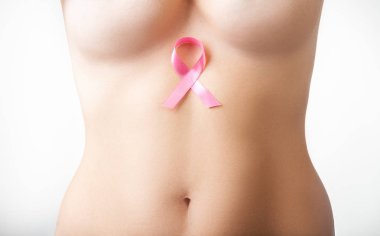 Güzel çıplak kadın göğsü, pembe kurdeleli.