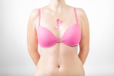 Pembe kurdeleli, pembe sütyenli güzel bir kadın.