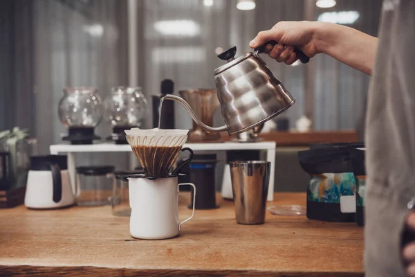 Versare il caffè nell'imbuto. metodo alternativo Foto Stock