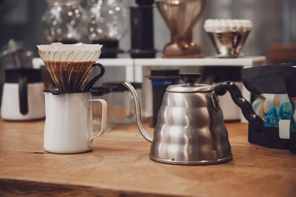 Versare il caffè nell'imbuto. metodo alternativo Immagine Stock