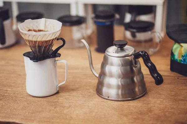Versare il caffè nell'imbuto. metodo alternativo Fotografia Stock